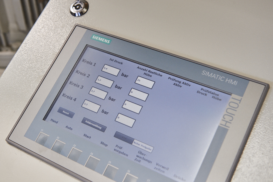 Steuerung unseres modernen Hydraulikprüfstandes für 4 Spannkreise mit Druckvorwahl, Dauertest und Dichtheitsprüfung